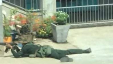 #March2Coup Astonishing street scenes in Myeik as Myanmar military adopt positions to snipe at protesters

#WhatsHappeningInMyanmar