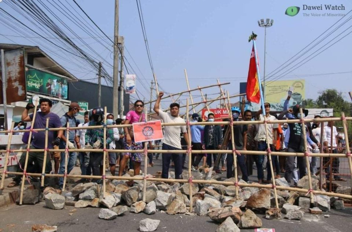 Military Junta servant polices brutally attacked to peaceful protesters &amp; civilians with stun grenades &amp; teargas in Dawei,Tanintharyi Division.Civilians try to protect their lives by removing teargas &amp; protect with shields. #WhatsHappeningInMyanmar #Mar2Coup