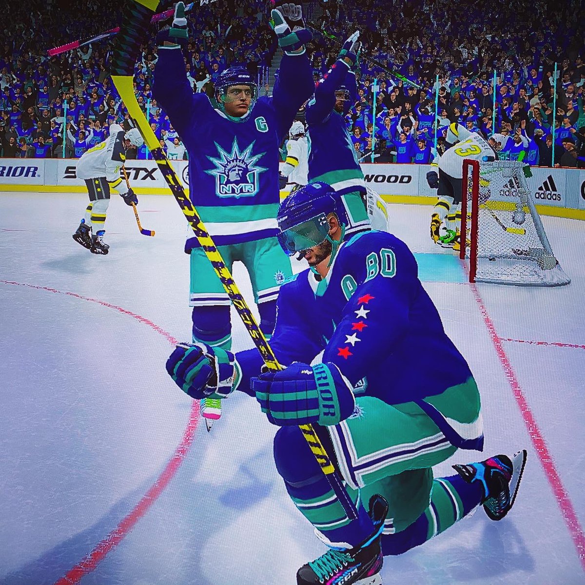 NYwhalersEASHL's tweet photo. Got our first win while wearing our #ReverseRetro jersey! 🗽🇺🇸🗽🇺🇸 https://t.co/2TAmVOEF94