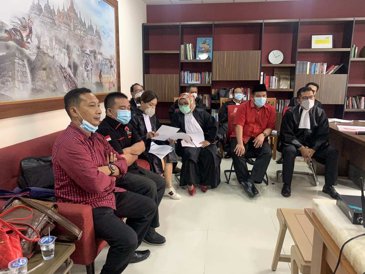 PartahiH's tweet photo. Mengikuti sidang live streaming di kantor BBHAR DPP PDIP https://t.co/GWNithPwZ4