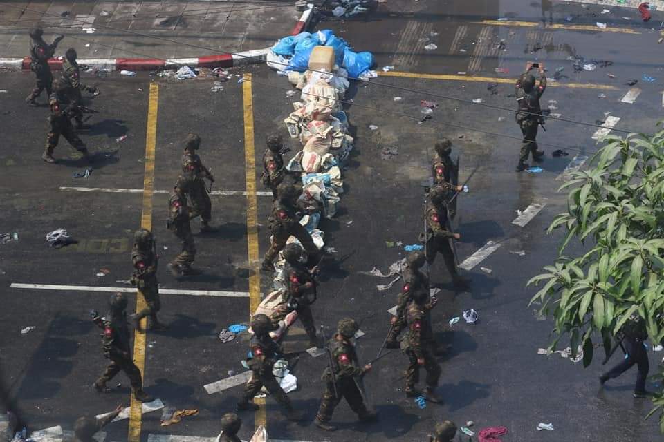 Armed police insurgent opened fire, arrests are being made &amp; 5people alr arrested &amp; haven't known yet how many got injured &amp; the third tear gas attack was carried out at 1:15 pm on March 2,InnSein Main Road,Yangon.

ELECTED CRPH
#WhatsHappeningInMyanmar
#Mar2Coup 
©®KamayutMedia
