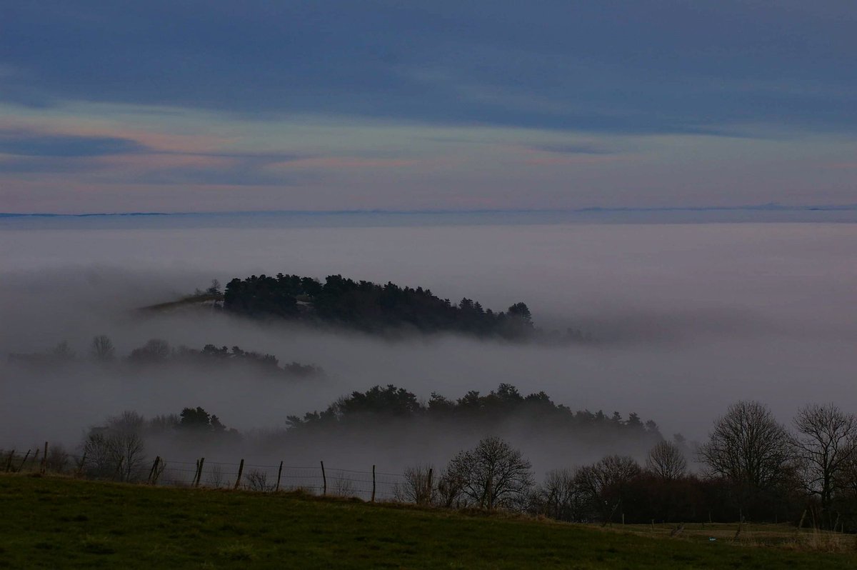 Elofangreg's tweet photo. #paysage #tranquillité #photography #photographer #photoshoot #Photographie #NaturePhotography #PhotosOfMyLife #photographyislife #nature #hiver #Auvergne #mer #nuage #merdenuage #paysagemagnifique https://t.co/yduVN0JpKi