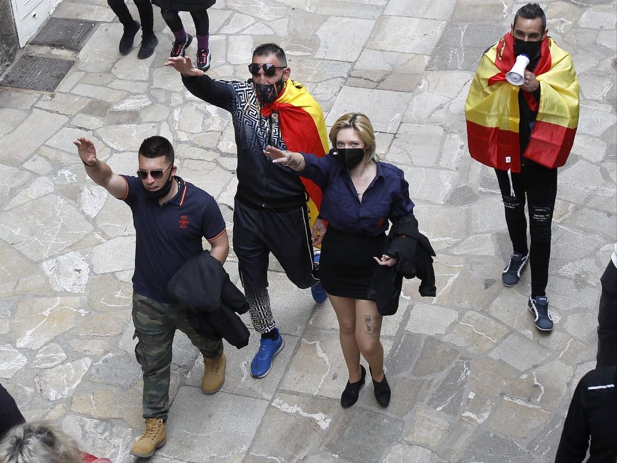 Ara que el #feixisme  es passeja alegrament pels carrers de Palma, convé recordar la seva presència durant la #Transició. Obr fil a partir de la impressionant foto d'<a href="/isaacbuj/">Isaac Buj</a> de l'<a href="/arabalears/">Diari ARA Balears</a>