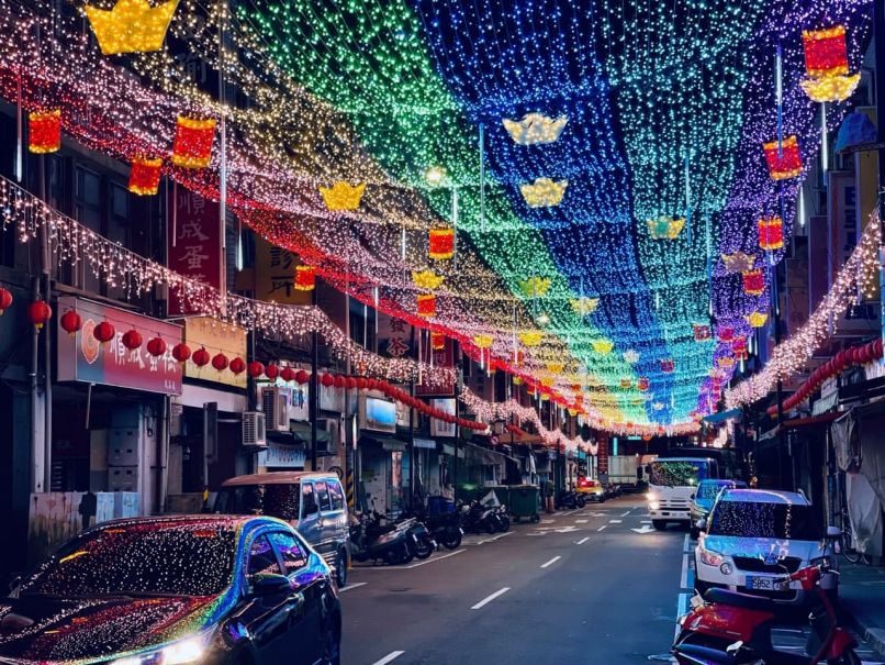 SiteTaiwanInfo's tweet photo. Près du temple du dieu de la ville, dans le quartier de Ximenting à Taipei, les illuminations nocturnes transforment une rue en parcours arc-en-ciel.
(photo : aimable crédit de Chen Yi-hsuan) https://t.co/VsRCHZQxMq