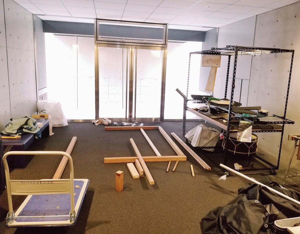 塚越 慎子 𝑁𝑜𝑟𝑖𝑘𝑜 𝑇𝑠𝑢𝑘𝑎𝑔𝑜𝑠ℎ𝑖 マリンバ奏者 今日は国立音楽大学レッスン 打楽器研究室横の空間 学生さんたちが趣味のdiyをやっているわけではありませぬ 新しい曲が続々生まれ これは可能 不可能 のギリギリラインの作品も多い