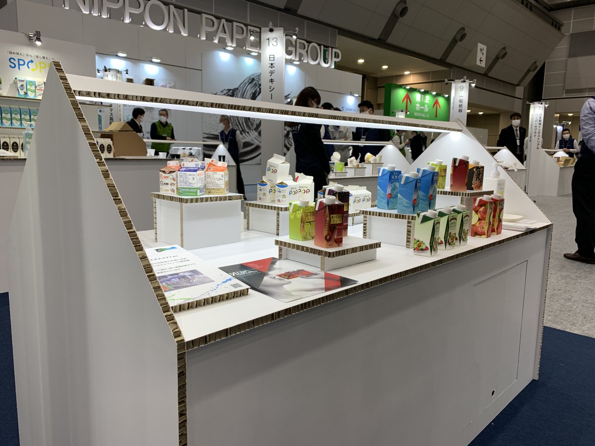cartonlab_NPG's tweet image. 先週開催された #TOKYOPACK では多くの方に来場いただき感謝いたします！
写真は我々日本製紙のブースの様子。展示棚やパネルは、全て段ボールで制作しましたー📦