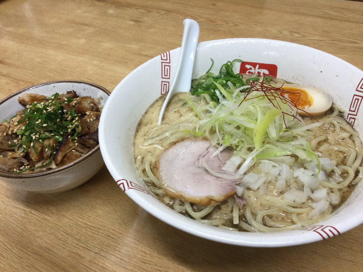 はび 大阪 中津 らーめん弥七 醤油らーめん 750円 中盛り 70g 70円 ヘタめし 380円 65 15時ごろで待ちなしでほぼ満席 さらりとしてるけど コクと旨味がたっぷりな白湯スープ ツルピチの麺もおいしいなー 塩にも挑戦したいんやけど なかなか行け