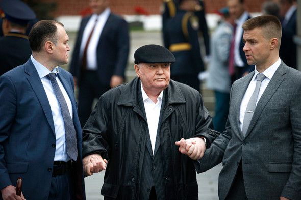 ru_rbc's tweet photo. Горбачев, которому сегодня исполнилось 90 лет, возглавил российский список правителей-долгожителей со времен Рюрика. Действующий президент Владимир Путин, которому сейчас 68 лет, в этом списке девятый. 
https://t.co/k7NfqPwxkK https://t.co/xBq0SDOHz9