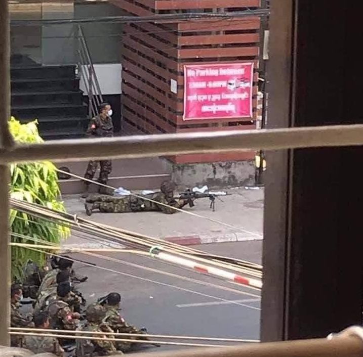 #MYANMAR seems a soldier with a sniper near an anti-coup protest in Sanchaung this afternoon in Yangon – social media photo. 

#WhatsHappeningInMyanmar #Burma