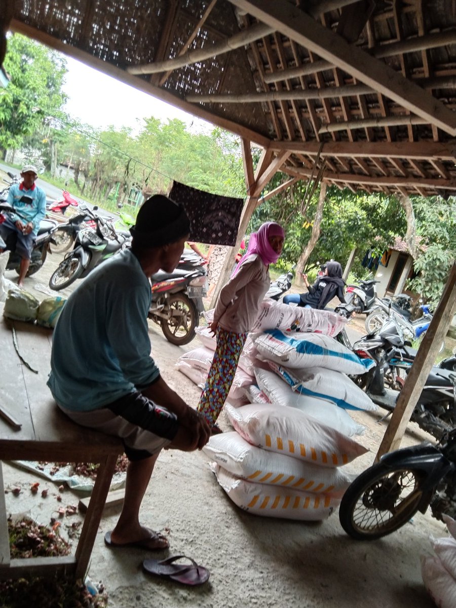 sahhal_92's tweet photo. Nyorone nyoto tenan ndan @ganjarpranowo 

Kartu tani sng kuotane podo 0 https://t.co/NxxV8fiJJ2