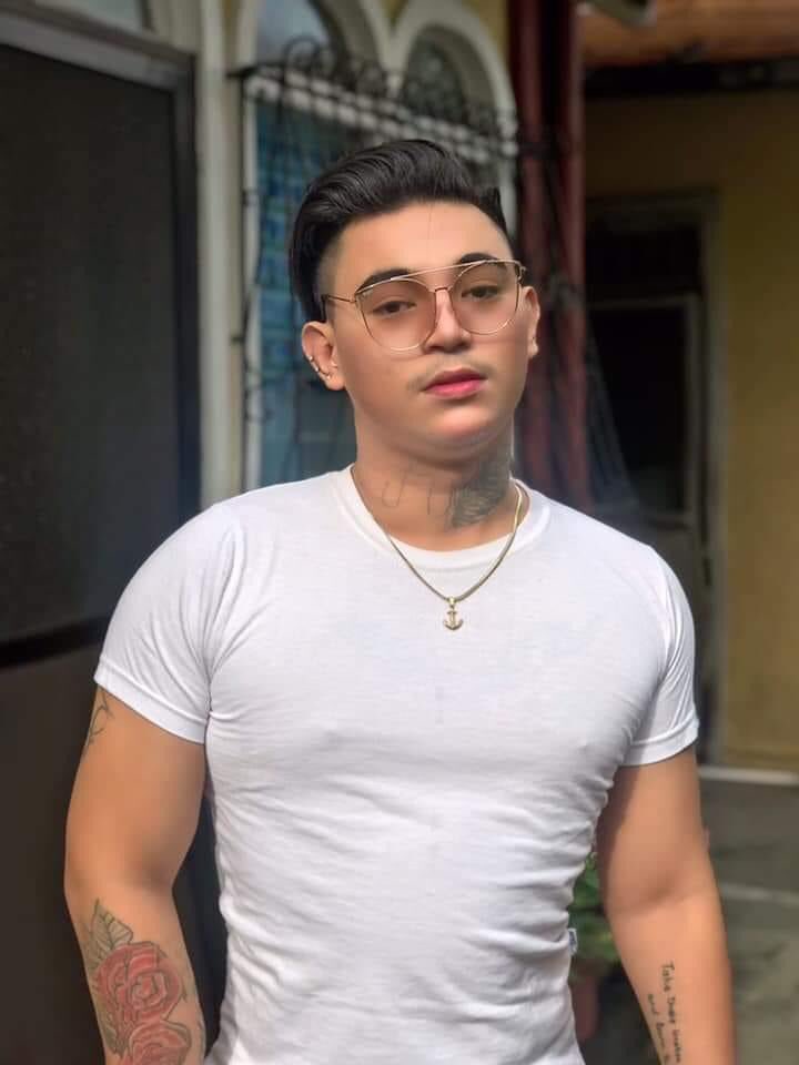 kidd_segovia's tweet photo. FaceBook.     vs.       Alter.  🥀🌹 https://t.co/HMofVGiexE