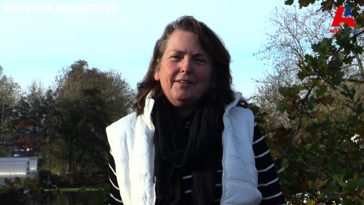 🪑'Ik ben helemaal blij.' Een portret van Kitty Delsink. Ze was twintig jaar aan het werk in de financiële dienstverlening en nu vindt ze haar draai als meubelmaker. Docent Arjen Veldman is heel positief. 'Durf is haar talent'. 👉 youtu.be/LMqVONujLP8 #LLO #Omscholeninhetmbo