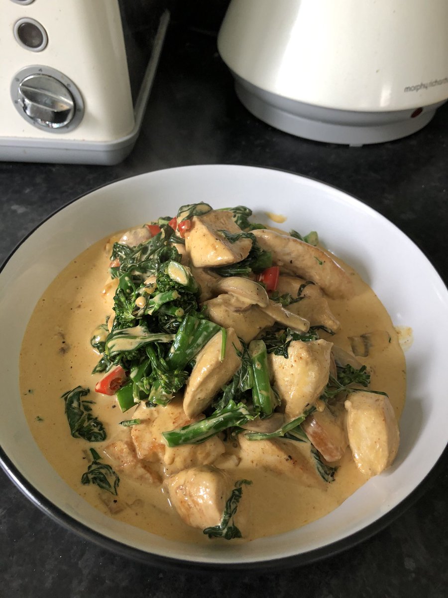 Knocked up a quick brunch. Chicken, chilli, tarragon, basil, broccoli, spinach, mushroom, paprika and cream. Amazing flavours. #keto