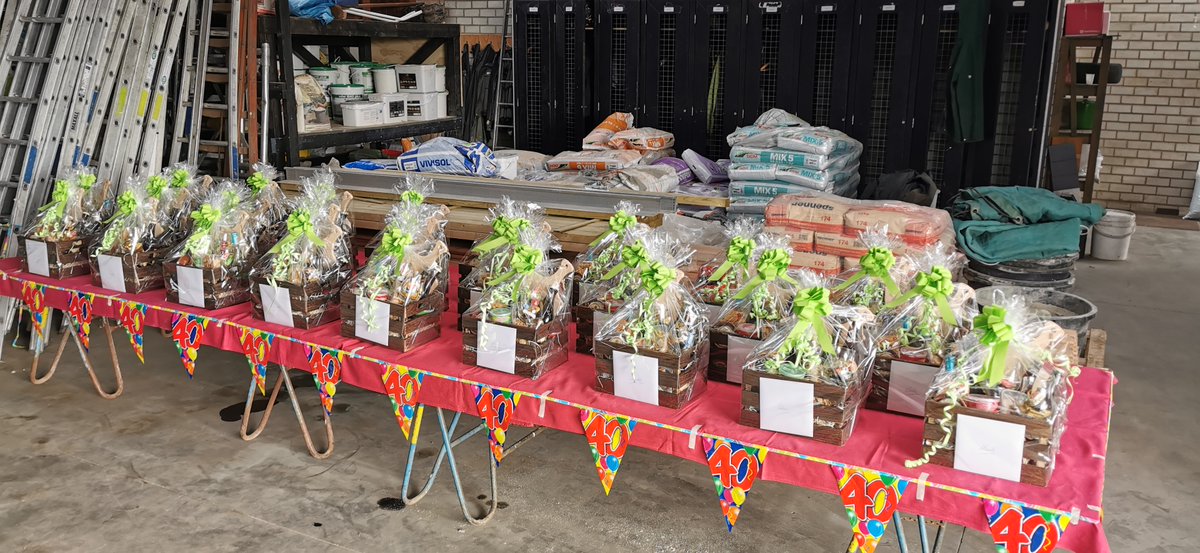 VOH_Appeltern's tweet photo. 40 jaar Van Ooijen’s Hoveniers!
Gisteren was het 40 jaar geleden dat Van Ooijen’s Hoveniers het levenslicht zag! Met onze medewerkers stonden we er gisteren bij stil en brachten ‘op afstand’ en thuis een toost uit op deze mijlpaal.
Mooi dat we al 40 jaar samen mogen ondernemen! https://t.co/eE428AK6D9
