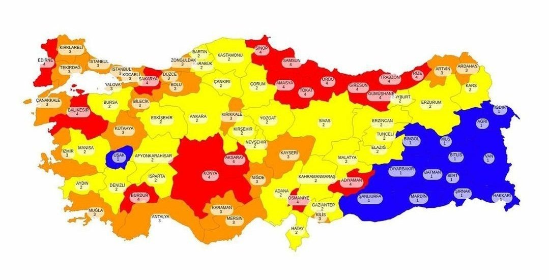 yasinkkaragozzz's tweet photo. Maviler kirmizi olsaydi "bu insanlar görgüsüz, köylü ne anlarlar kurallardan" derlerdi #kürtler https://t.co/Q5Z5J08PD8