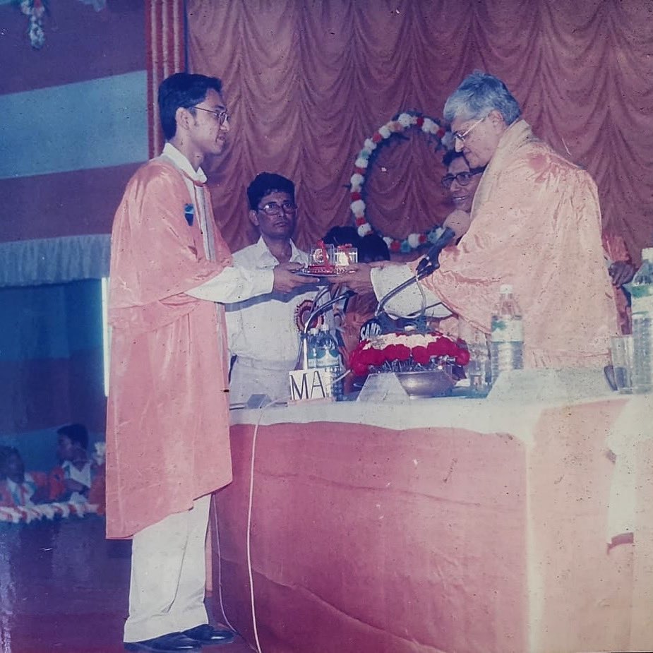 aroyfloyd's tweet image. পুরানো সেই দিনের কথা। 
JU convocation 24.12.2004 
#gopalkrishnagandhi #engineeringdays