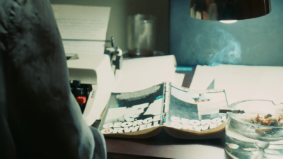 postokur's tweet photo. MUBİ’de gösterimde olan, Kieślowski’nin Sonsuz adlı filminin başkarakteri Ula, George Orwell üzerine çalışan bir çevirmen. Kitap, karanlık geleceğin habercisi olan politik bir atmosferde, sıkıyönetim fonunda güçlü bir sembol olarak karşımıza çıkıyor. @mubiturkiye @canyayinlari https://t.co/Kotx8FXG1M