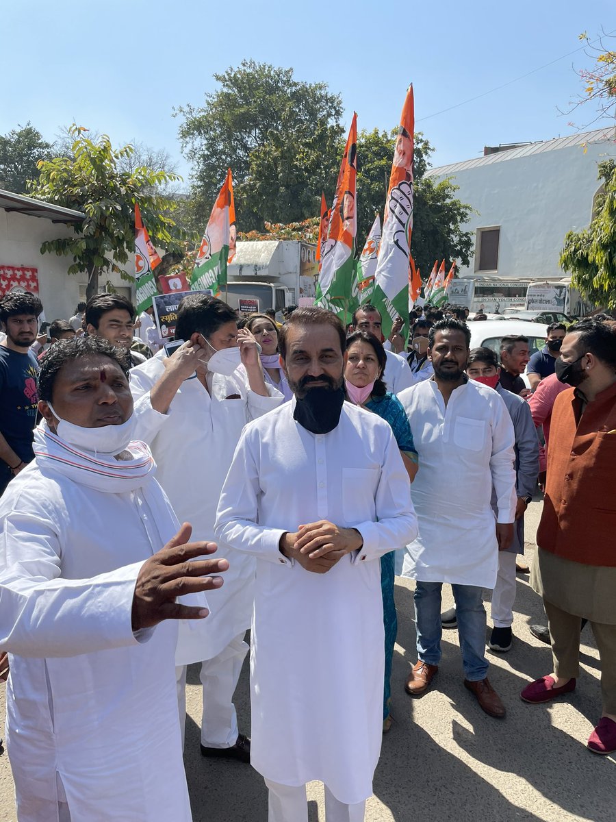 shaktisinhgohil's tweet photo. पेट्रोल, डीजल ओर गेस की बड़ती कीमतों को लेकर दिल्ली की सड़कों पर विरोध प्रदर्शन । महंगाई से देश की जनता की कमर तोड़ी जा रही है । https://t.co/h6Z37oDbvA