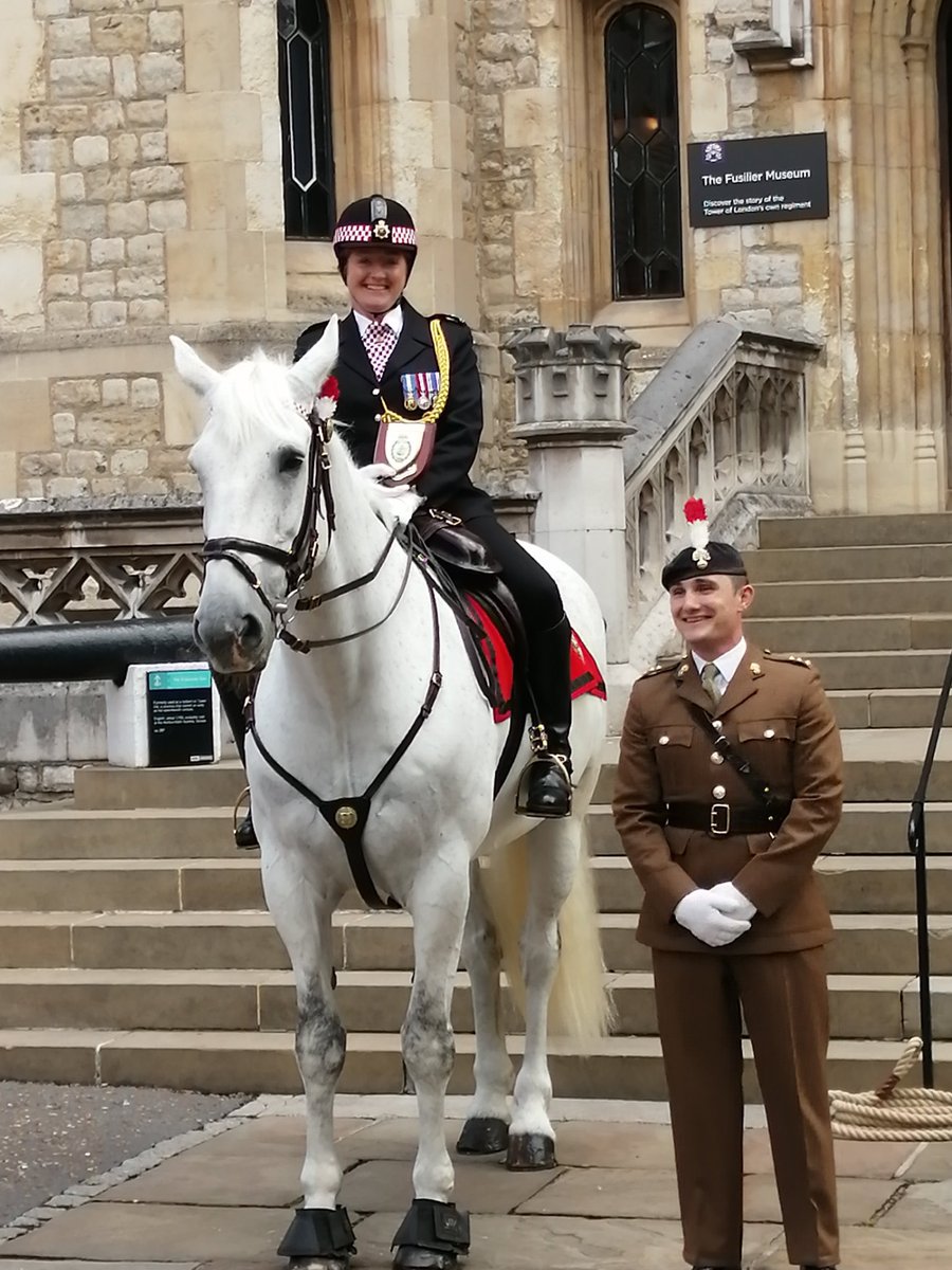 The City of London Police Horse “Fusilier” who always wore a Hackle on duty, has now retired. Thank you Fusilier for keeping the streets of London safe! Happy Retirement ! #Cityoflondon #CityoflondonPolice