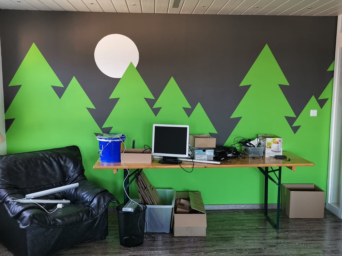 DrWuro's tweet photo. not a single day passing these days until someone dumps his trash in the woods... ๐
#wood #trash #dump #wallpainting #paint #forest #forestdump #painting https://t.co/46A2QziOc6