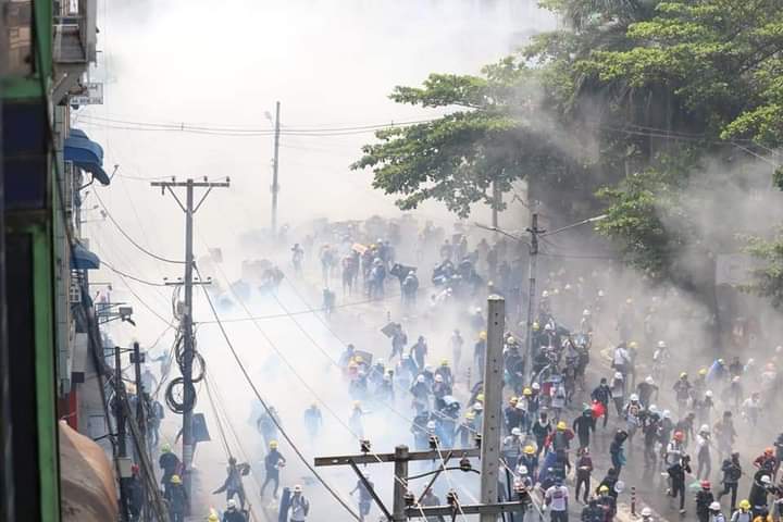 FebCoup's tweet photo. Myanmar Military Terrorist Group throwing tear gas bombs at People in Sanchaung,Yangon. 2 March 2021.

#WhatsHappeningInMyanmar
#Mar2Coup https://t.co/JiFO3OXVPn