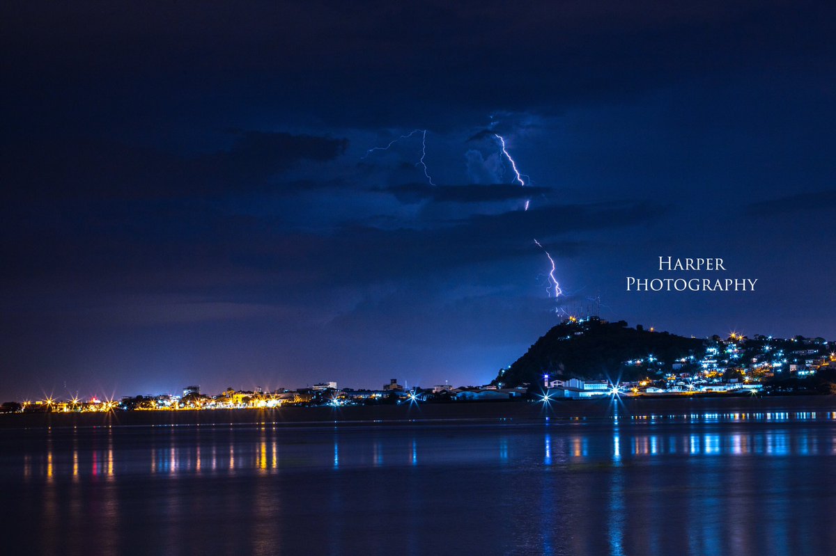 Gabo_Harper's tweet photo. Tormenta eléctrica en #Guayaquil hoy el cielo me premio con estas postales!! @eluniversocom @GuayaquilTiempo @Expresoec https://t.co/ihjRMTKvtD