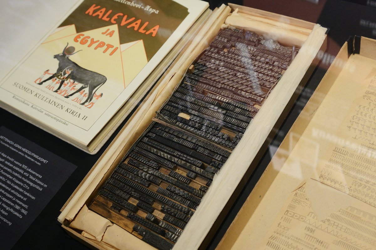 Omintakeisen monitaiteilija Sigurd Wettenhovi-Aspan kirjoittama Kalevala ja Egypti on esillä eräässä vitriinissä. Uuden ja salaperäisen edessä – kirjalijat ja esoteria modernisoituvassa Suomessa -näyttely jatkuu 20.3. asti. Näyttely rakentui yhdessä <a href="/UudenEtsijat/">Uuden Etsijät</a> hankkeen kanssa.