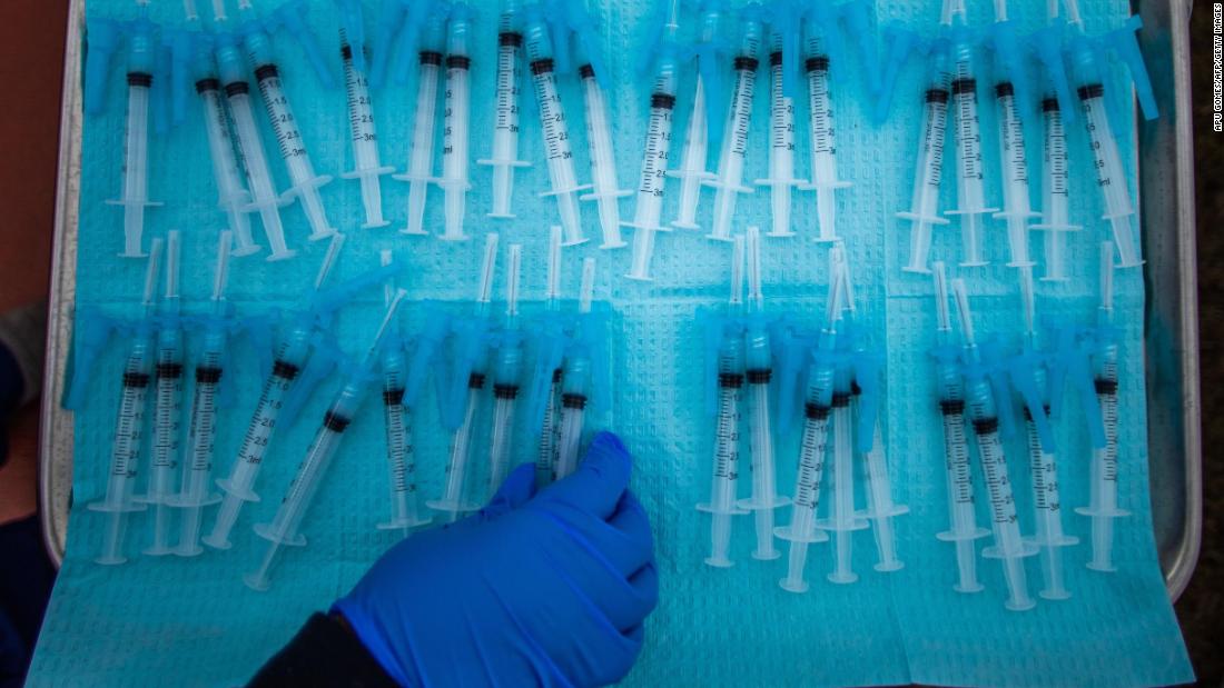 CNN's tweet photo. US needs to hold on for another 2 or 3 months without easing up on Covid-19 measures, expert says. Here's what's at stake: https://t.co/Ls9Coeo7Ro https://t.co/hgynkbMCcJ