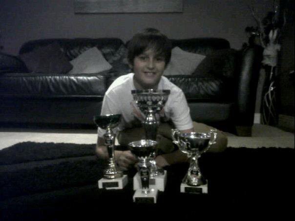 𝐈𝐭’𝐬 𝐧𝐨𝐭 𝐛𝐞𝐞𝐧 𝐚𝐧 𝐨𝐯𝐞𝐫𝐧𝐢𝐠𝐡𝐭 𝐣𝐨𝐮𝐫𝐧𝐞𝐲 𝐭𝐨 𝐭𝐡𝐞 @𝐎𝐟𝐟𝐢𝐜𝐢𝐚𝐥𝐏𝐃𝐂 𝐭𝐨𝐮𝐫 𝐟𝐨𝐫 𝐉𝐁

👣 It’s been baby steps all the way including this early haul on the @JDCdarts circuit 10 years ago