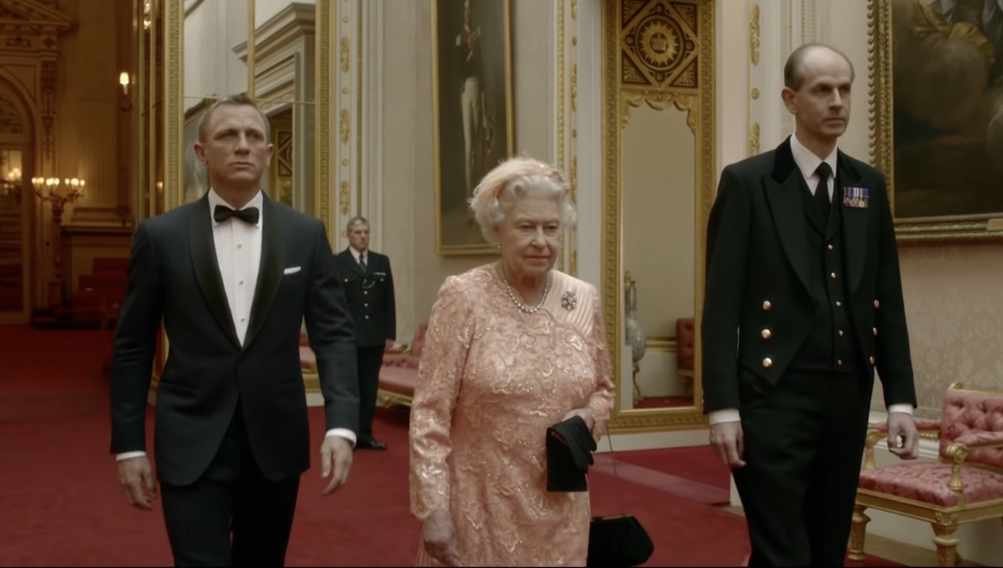 Vagabond 英国の象徴である女王陛下にダメ元で オリンピックの開会式に007と共演してくれませんか と無茶振りかました結果 速攻で了承 なんならセリフも言わせろと要求し ノリノリで007と共演した後 とても愉快でした と言い残して王室に帰って