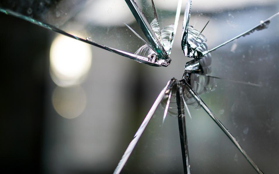 Man (33) trapt glazen deur dicht: glasscherf komt in been van agent terecht: In een woning aan de Poststraat in Leeuwarden is maandagavond een 33-jarige man uit Leeuwarden aangehouden: hij veroorzaakte overlast, dus kwam de politie naar de woning toe...