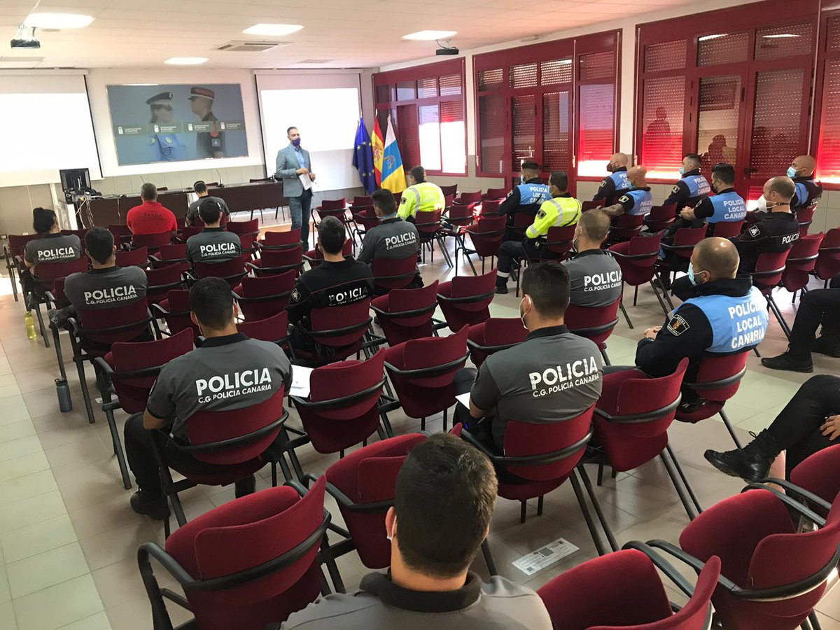 juntasenlamisma's tweet photo. Estamos realizando sesiones de sensibilización sobre #migraciones y gestión de la #DiversidadCultural a agentes de los cuerpos de la Policía Canaria y la Policía Local para profundizar en la importancia de un adecuado desarrollo de procesos de #acogida con acento comunitario↗️ https://t.co/NQbmU6iVoF