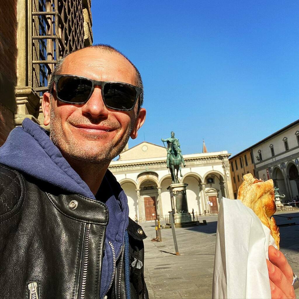 TheTuscanGun's tweet photo. A quick bite of warm schiacciata, a stone bench in the historical SS Annunziata square, a half full glass of chilled white wine.... 

This profound sense of belonging is utterly humbling...

#supertuscans #florence #fiesole #tuscany #wineA quick bite of warm schiacciata, a s… https://t.co/ZqQu4yCseh