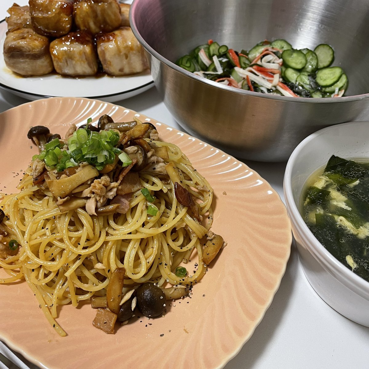 久しぶりに自炊しやした👩🏻‍🍳

豆腐が苦手だけど栄養のために食べないとと思って厚揚げを肉巻きにして見た！それと、キノコの和風パスタときゅうりの酢の物、中華スープです。

全て食べたかったものたちです＾＾

「明日の分もある量」

酢の物だけボウルのまま🥺 https://t.co/xAkiC2TLf2