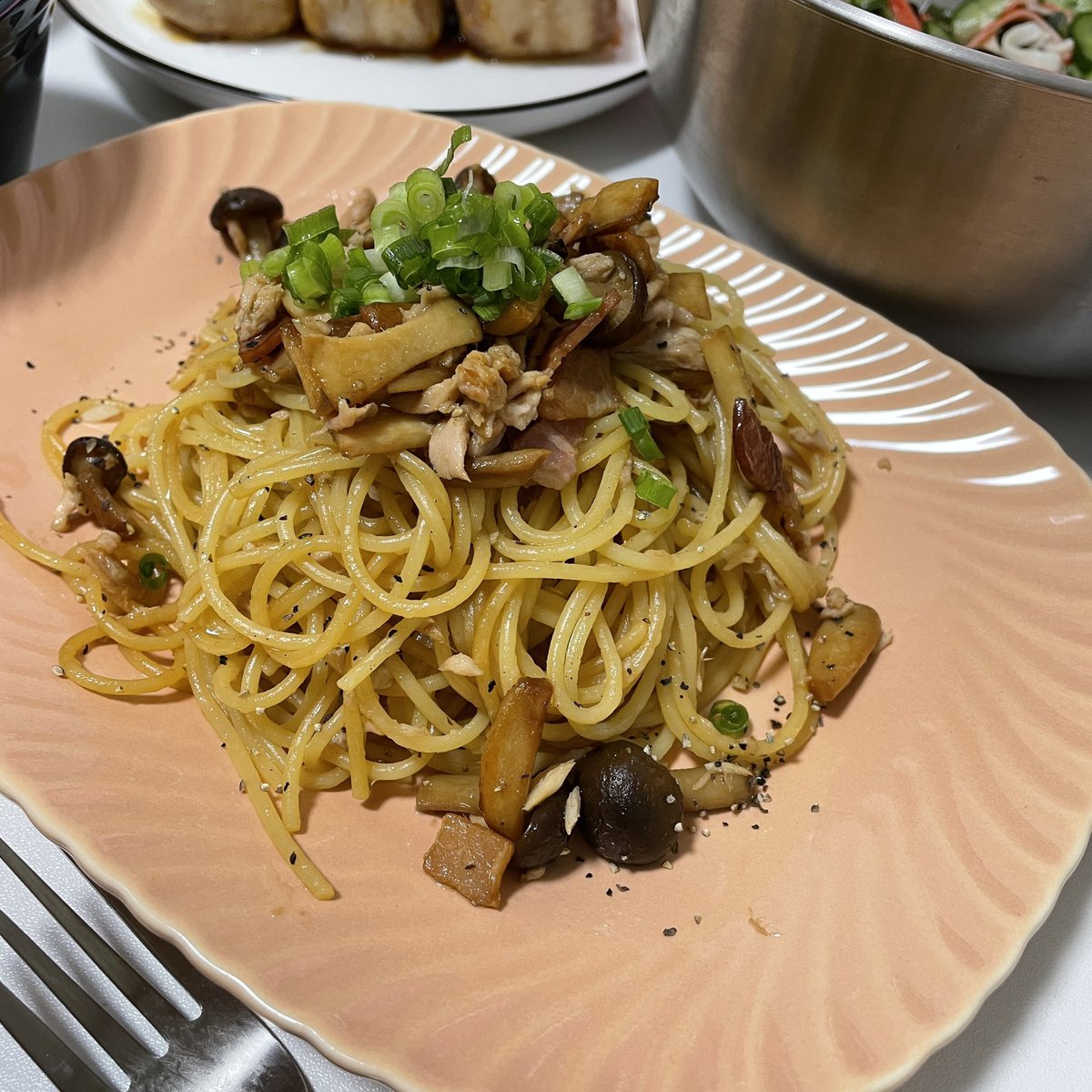 久しぶりに自炊しやした👩🏻‍🍳

豆腐が苦手だけど栄養のために食べないとと思って厚揚げを肉巻きにして見た！それと、キノコの和風パスタときゅうりの酢の物、中華スープです。

全て食べたかったものたちです＾＾

「明日の分もある量」

酢の物だけボウルのまま🥺 https://t.co/xAkiC2TLf2