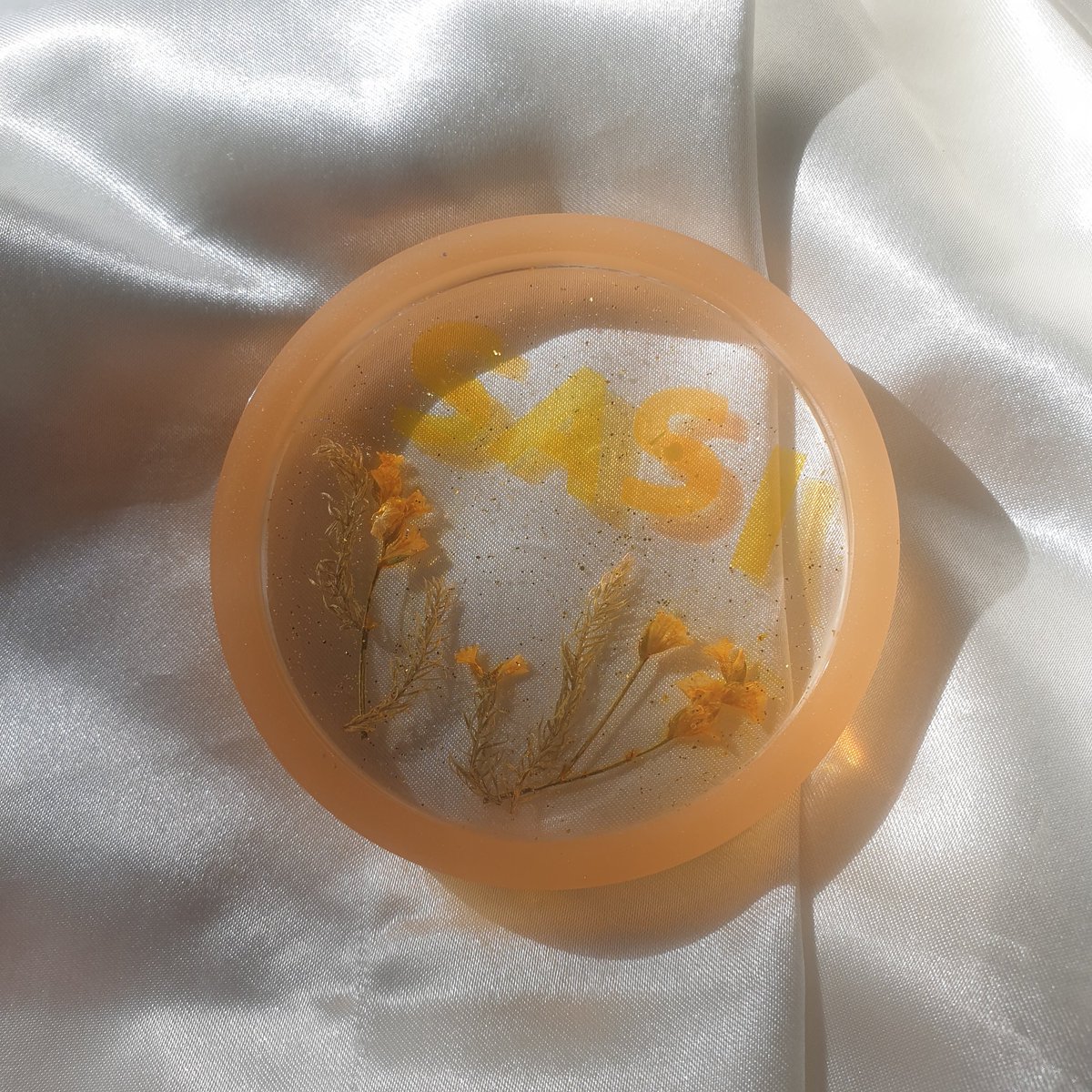 ที่รองแก้วขนาด 8cm 
250 บาท
สามารถออกแบบเองได้
สนใจทักดีเอ็มได้เลยนะคะ
#เรซิ่น #resin