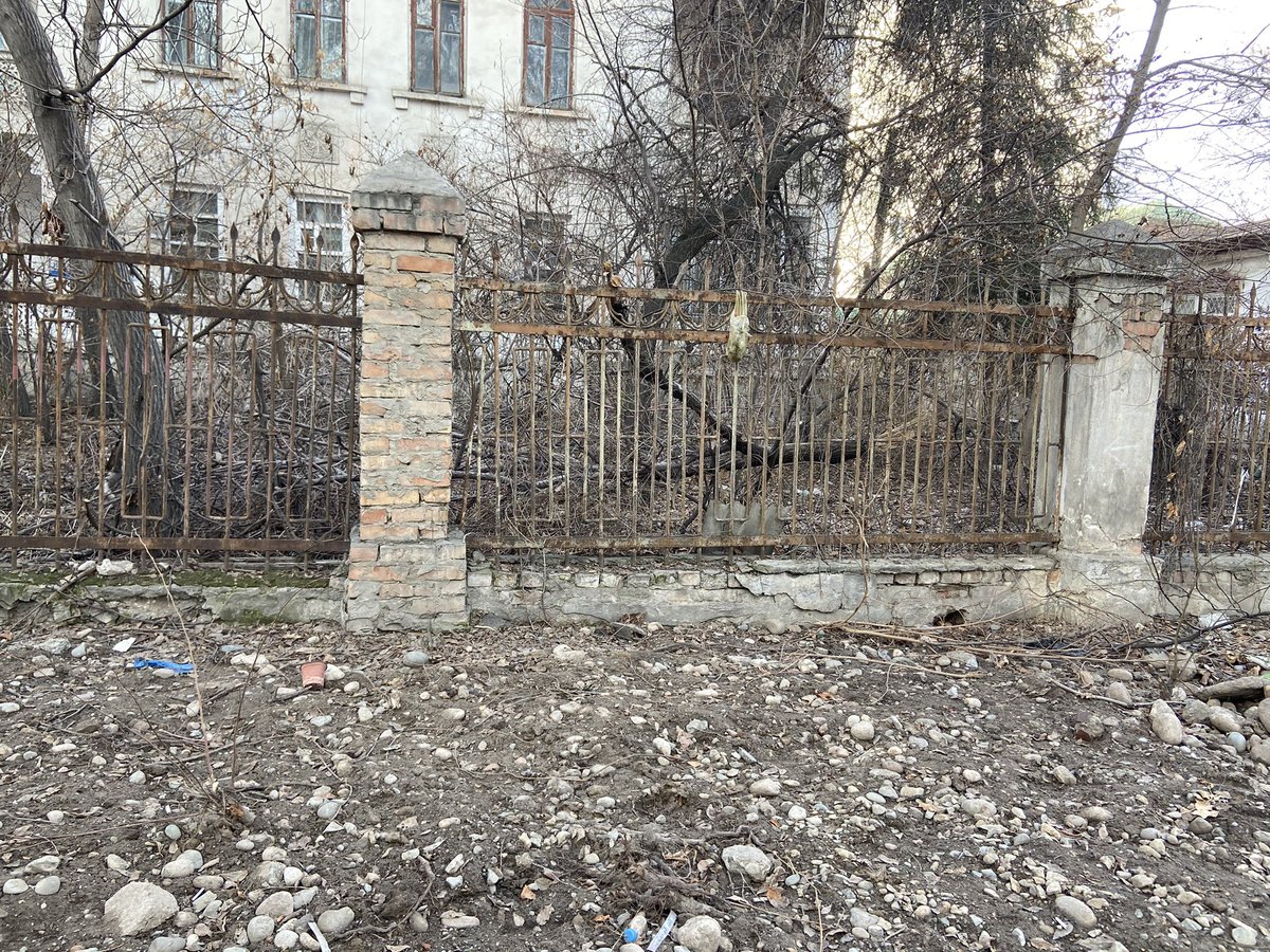 Jilka's tweet image. Интересный домик на Раззакова в окружении «елиток» стоит. Отремонтировать бы его и зажить там 😄! #фрунзе, #держинка