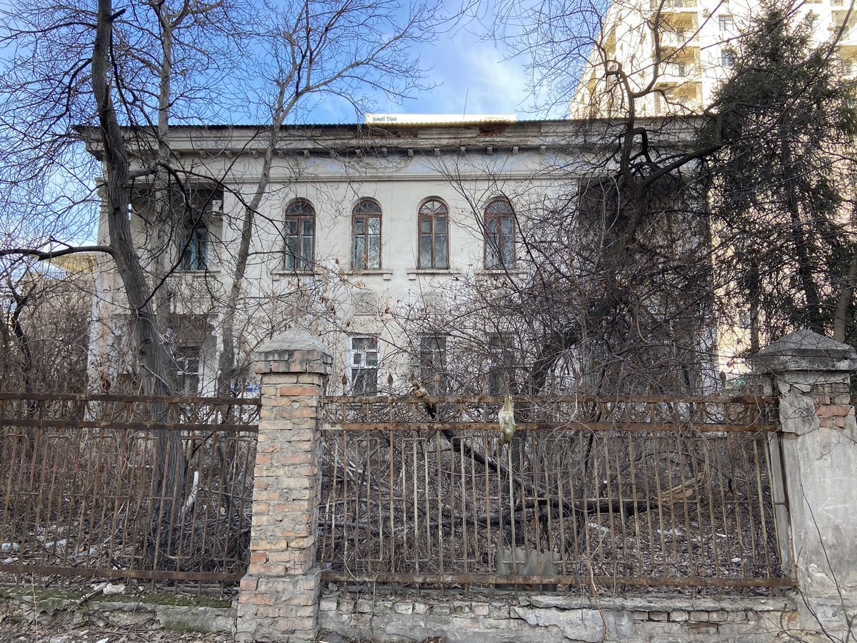 Jilka's tweet image. Интересный домик на Раззакова в окружении «елиток» стоит. Отремонтировать бы его и зажить там 😄! #фрунзе, #держинка