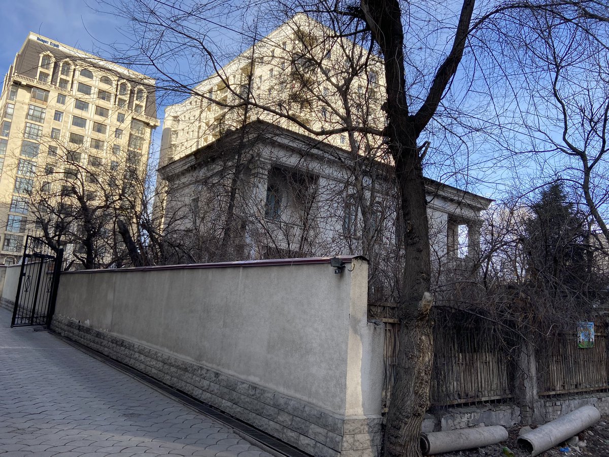 Jilka's tweet image. Интересный домик на Раззакова в окружении «елиток» стоит. Отремонтировать бы его и зажить там 😄! #фрунзе, #держинка
