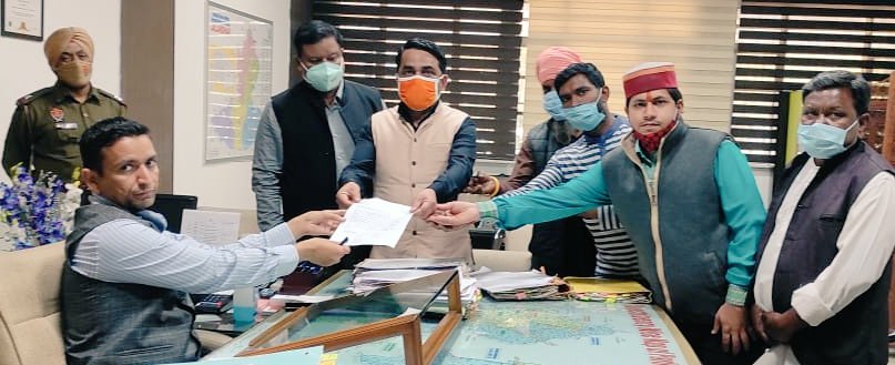 BobinSharma3's tweet photo. झुग्गी झोपड़ियों में रहने वाले परिवारो की वोट बंनाने के लिए डिप्टी कमिश्नर घनश्याम थोरी को मांग पत्र देते हुए। https://t.co/KyL2PHySAO