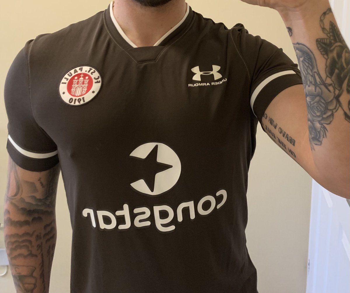 99BenBray1's tweet photo. Celebrating a huge derby win for @fcstpauli_EN last night by wearing this seasonโs home shirt for todayโs @homeshirts1 / @The_Kitsman #ShirtsToWork #HomeShirts #Hamburgistbraunweiss #stadtmeister #derbysieger #fcsphsv #fcsp #fcspinternational https://t.co/46gOykqnvH