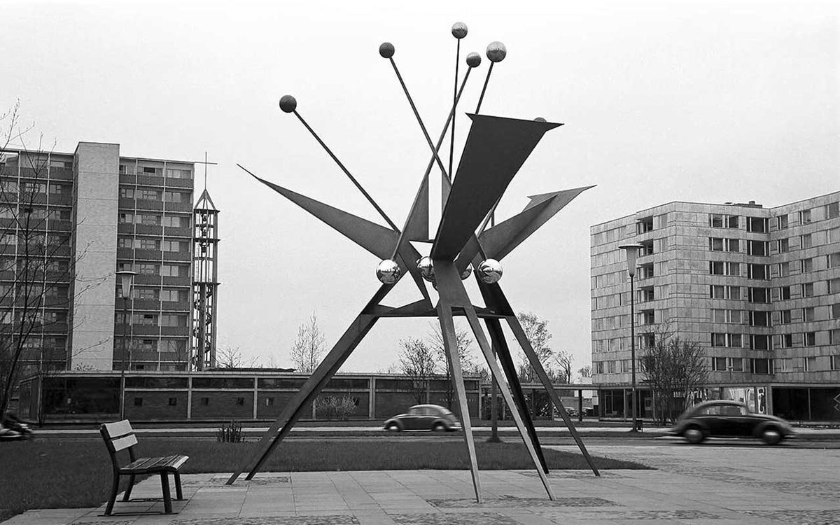 kreuzberged's tweet photo. In 1957 Hans #Uhlmann won 1st prize in a contest for a city sculpture for #Berlin's #IBA. His work was placed in new district #Hansaviertel. It had no name but Berliners quickly gave it one: Denkmal der Unbekannten Pullover-Strickerin. The Unknown Cardigan-Knitter's Memorial. https://t.co/8z7IOdHZBa