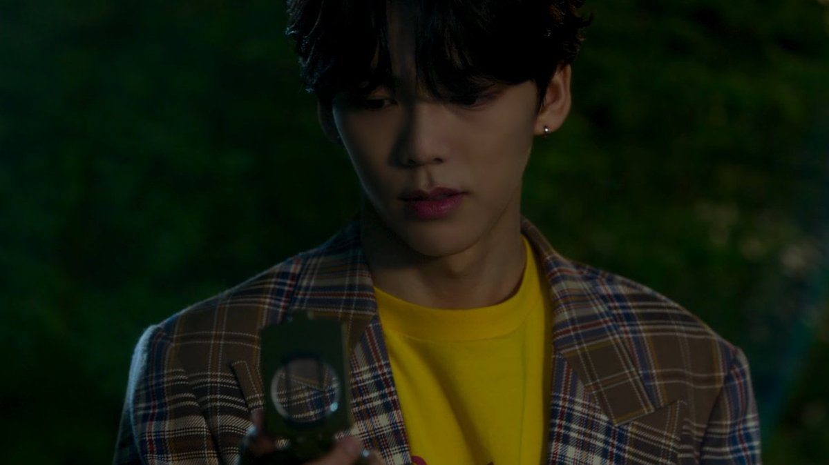 stanforVRVR's tweet photo. From thunder to GBTB, Minchan is always the person who hold the compass. So Minchan is the one who wear that compass watch in Get away.
MINCHAN SUS 
#VERIVERY #베리베리 #민찬 #MINCHAN #GET_AWAY @by_verivery @the_verivery https://t.co/KXmb9U9iTV
