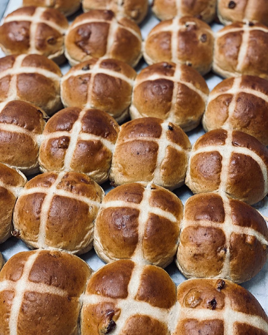 ⁣Our delicious homemade Hot Cross Buns!

Piping hot, just out the oven and lovingly glazed - our first batch of the year!

#HotCrossBuns #Easter
