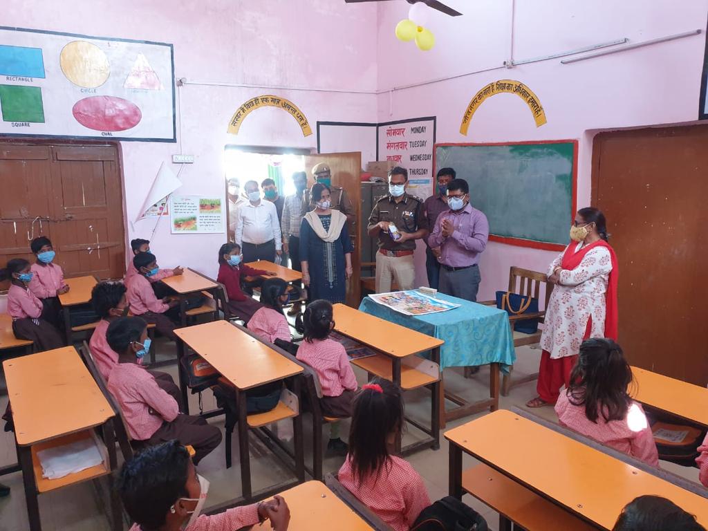 AdgGkr's tweet photo. @AdgGkr Mr. Akhil Kumar पुलिसकमिश्नर गोरखपुर के साथ पहुंचे गोरखनाथ प्राथमिक विद्यालय, बच्चों से मिल बांटी चॉकलेट, किया शिक्षा के प्रति उत्साहित @Uppolice @IPS_Association @upcoprahul @dgpup @CMOfficeUP @JagranNews @upbhaskar @AmarUjalaNews @Live_Hindustan @htTweets @News18India https://t.co/YspgzweFJq