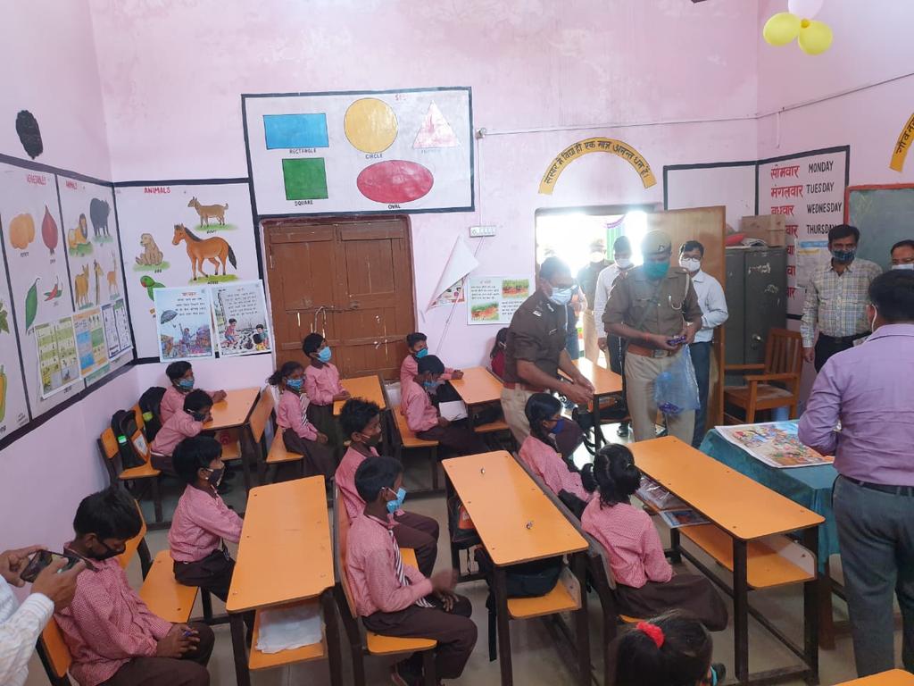 AdgGkr's tweet photo. @AdgGkr Mr. Akhil Kumar पुलिसकमिश्नर गोरखपुर के साथ पहुंचे गोरखनाथ प्राथमिक विद्यालय, बच्चों से मिल बांटी चॉकलेट, किया शिक्षा के प्रति उत्साहित @Uppolice @IPS_Association @upcoprahul @dgpup @CMOfficeUP @JagranNews @upbhaskar @AmarUjalaNews @Live_Hindustan @htTweets @News18India https://t.co/YspgzweFJq