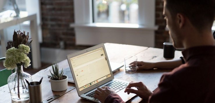 kantoorkompas's tweet photo. Heb jij ook weleens last van droge ogen? 👀 Dat komt helaas vaak voor bij mensen die veel naar een computerscherm 💻 moeten kijken. Vervelend! Daarom geven wij in onze nieuwste blog een aantal tips om dit te voorkomen! Benieuwd? Klik dan hier ➡️https://b... https://t.co/ISuKAvqE6F