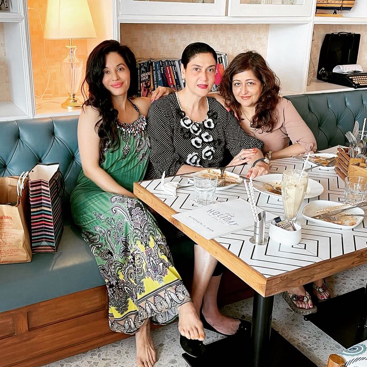 mreenaldeshraj's tweet photo. TOGETHER IS OUR FAVOURITE PLACE TO BE♥️
:
Sweetness of Reunion♥️
:
#closefriends #realfriends #love #bonding #connection #lovelyplace #yummyfood #mutualrespect #appreciation #lovely #spirituality #happiness #togetherness #friendslikefamily #lunch #goodfood #cafeholiday https://t.co/Pg1PEOQyQe