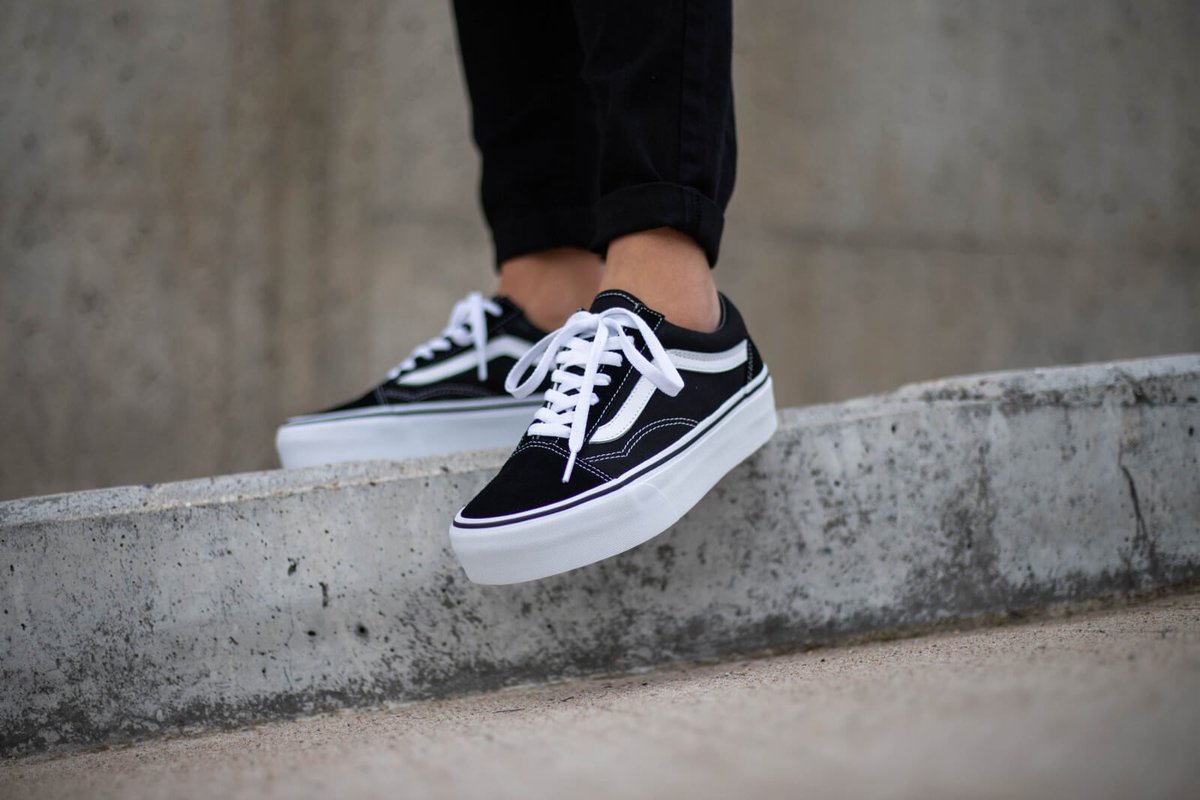 Chema_Sport's tweet photo. Entramos en marzo con mucha energía 💥 y con ganas de que llegue la primavera 🌻.

Las Vans Old Skool son ideales para estos momentos de entretiempo ⛅️. Quedan fenomenal con vaqueros y cazadora, pero también con vestido y chaqueta 🤩.

🌐 https://t.co/yOpsYqc4NG https://t.co/O3X7kjs5T9