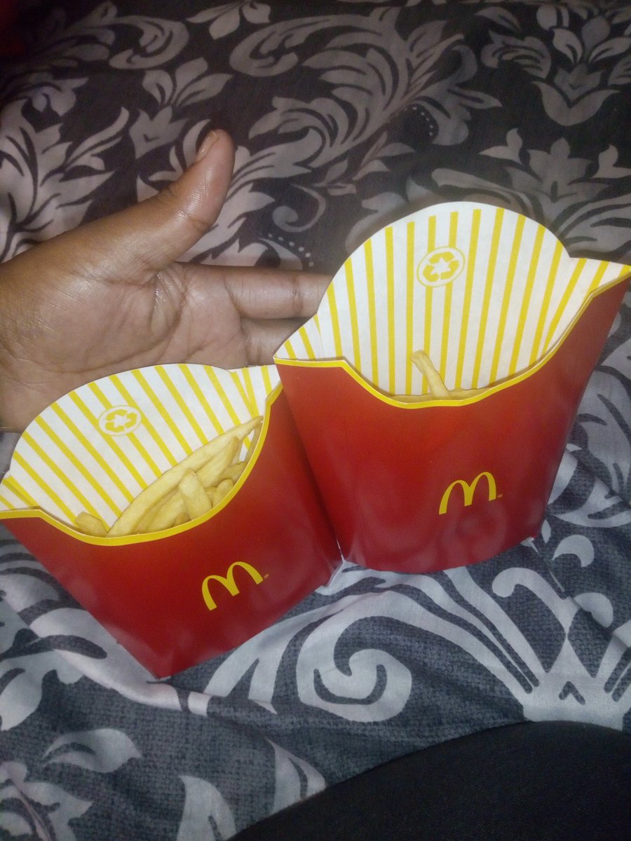 #AskAMan this is unacceptable I bought takeway at small street 1 medium chips and 1 large chips only to get home to a packet of 1 large chips but with regular chips inside <a href="/McDonalds_SA/">McDonald’s SA</a>  this is a scam #mbalula #Thokozagogo #NSFAS #FastFood